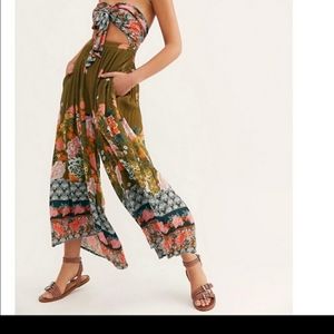 Free peole!FLOWY AND FLORAL one piece jumpsuit size small